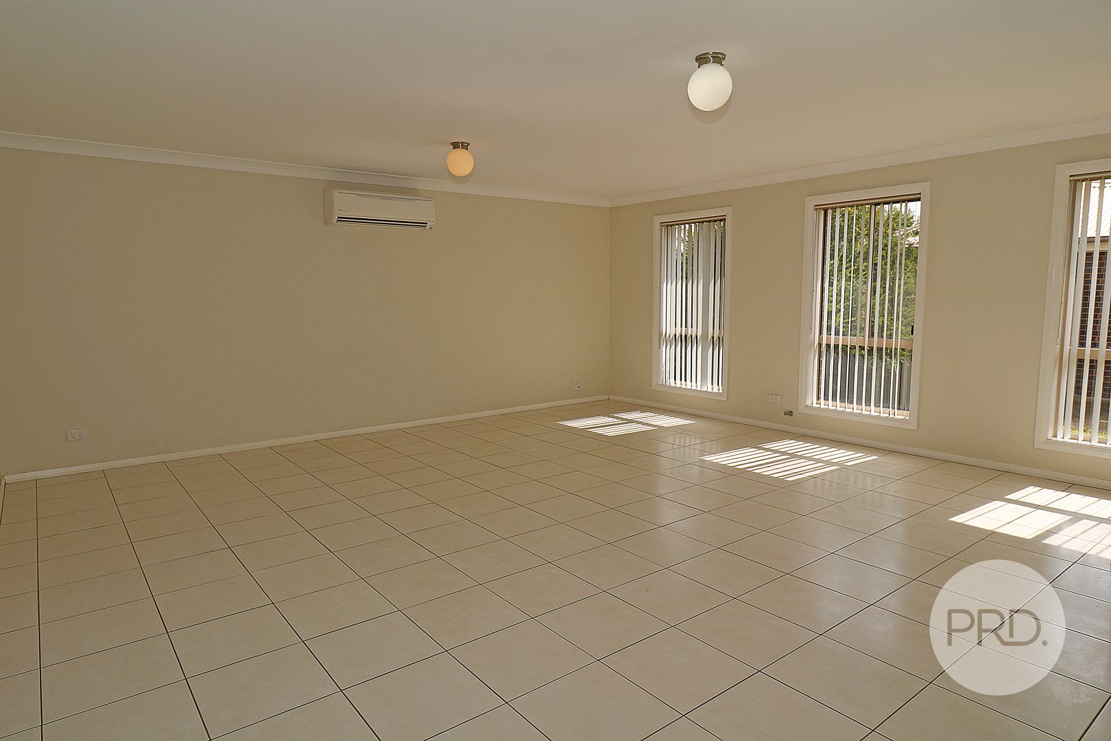 2/3 Carinya Street, Glenfield Park NSW 2650, Image 1