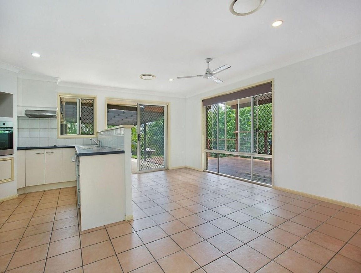 89 Paddington Drive, Carrara QLD 4211, Image 2