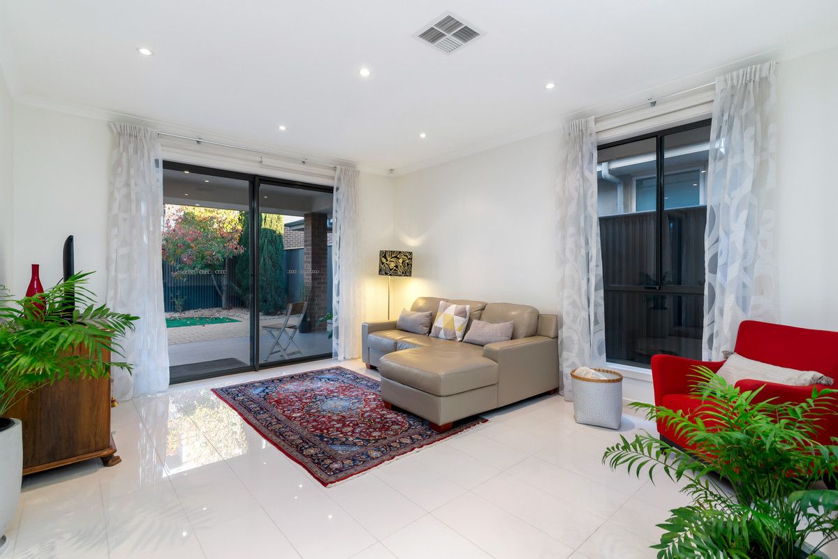 18 Crompton Drive, St Clair SA 5011, Image 2