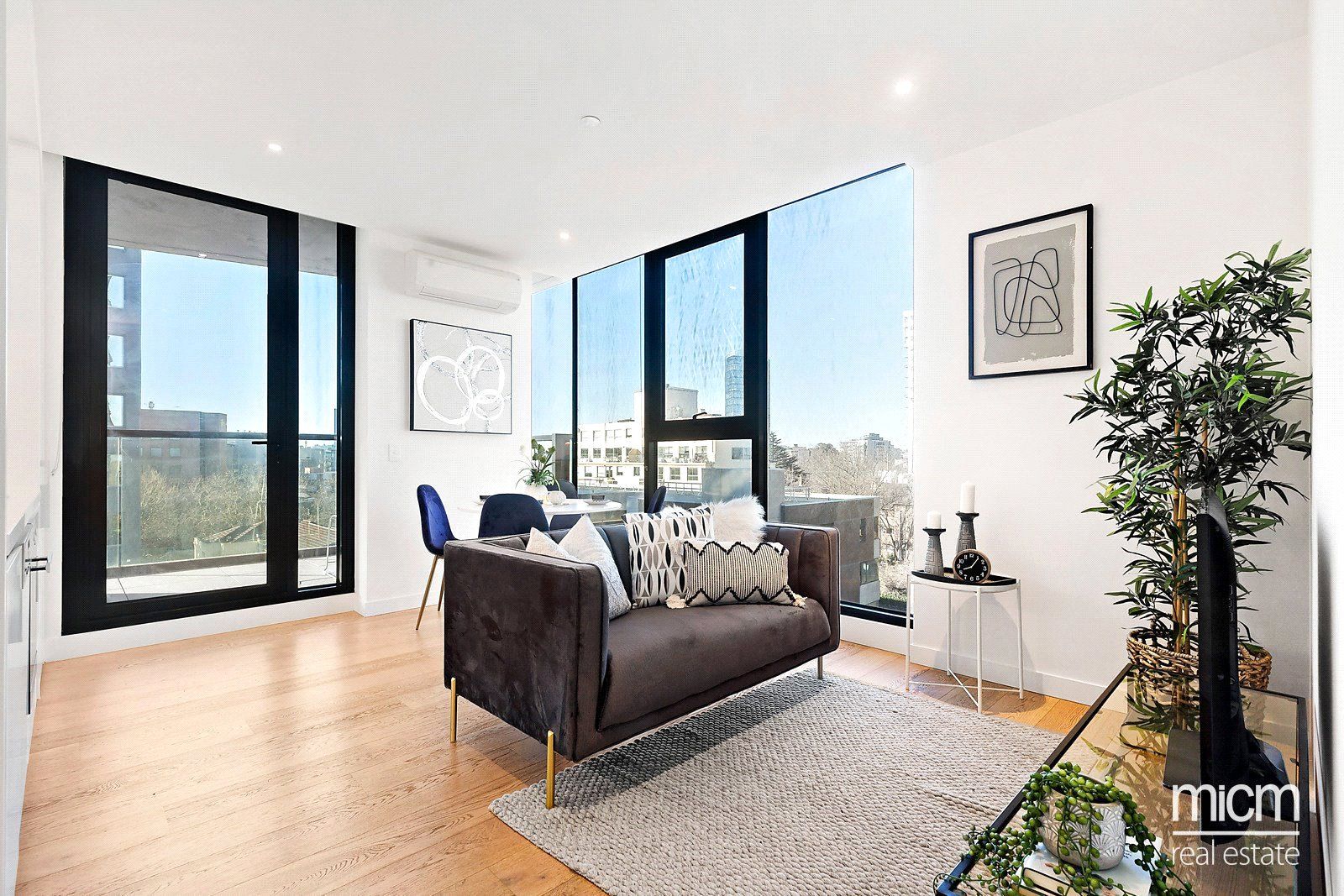 2 bedrooms Apartment / Unit / Flat in 609/77 Queens Road MELBOURNE VIC, 3004