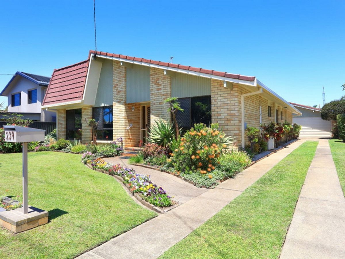 3 bedrooms House in 239 Mallawa Drive PALM BEACH QLD, 4221