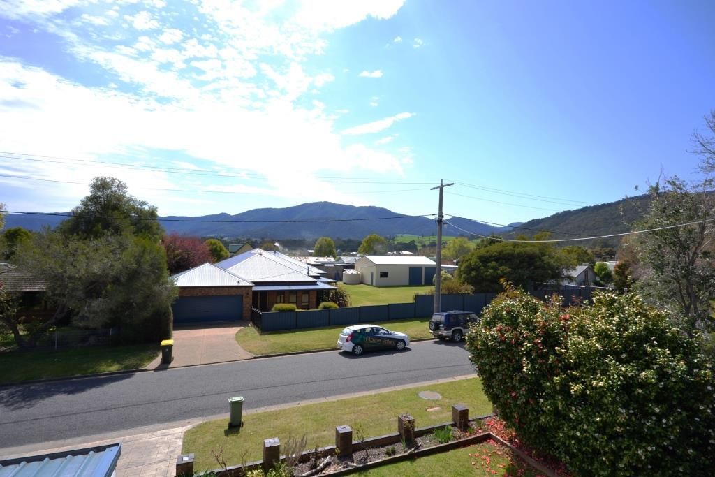 32 Freeburgh Avenue, Mount Beauty VIC 3699, Image 1