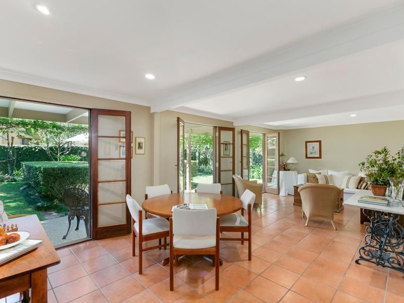 77 Amalfi Drive, Isle Of Capri QLD 4217, Image 2