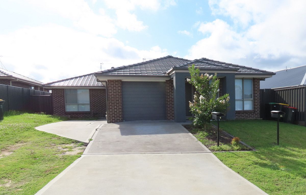 3 bedrooms Duplex in 4 Satinash Drive HAMLYN TERRACE NSW, 2259