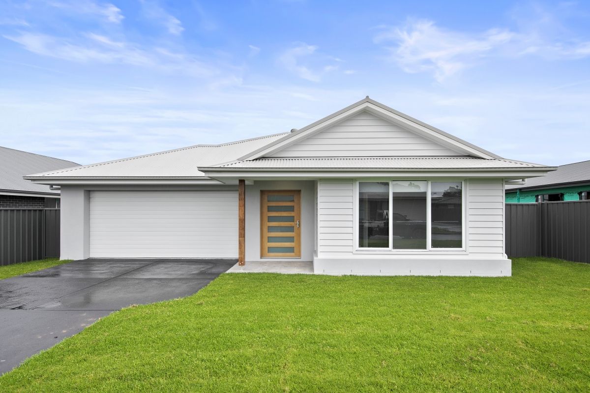 5 bedrooms House in 16 Grenache Crescent CLIFTLEIGH NSW, 2321