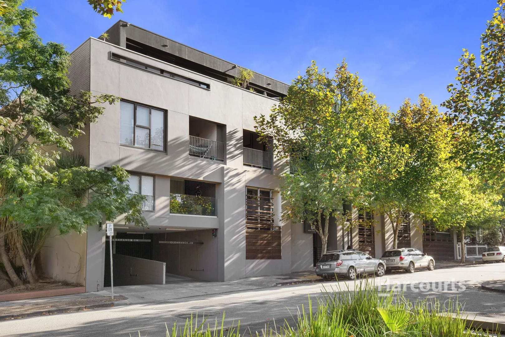 Enjoy St Kilda: Stylish, Updated Apartment with Parking!