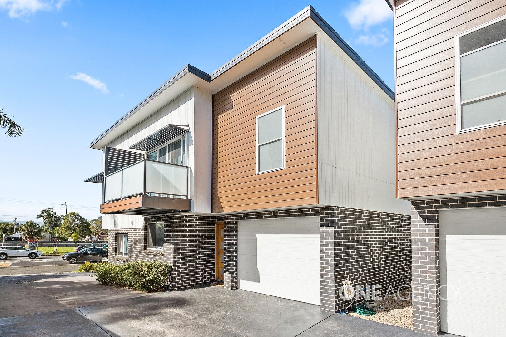 3 bedrooms Apartment / Unit / Flat in 2/243 Tongarra Road ALBION PARK NSW, 2527