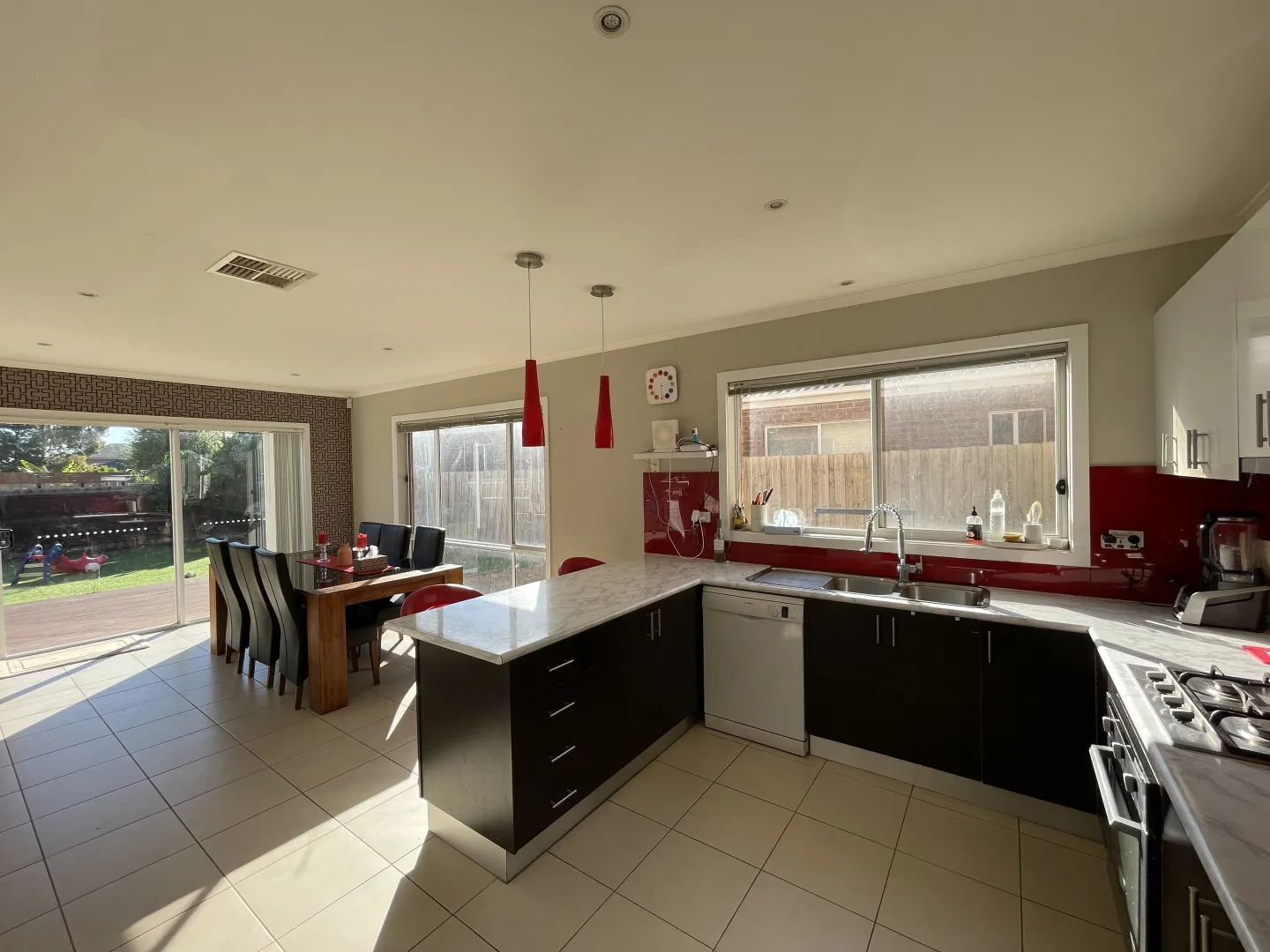 Spacious Double-Storey Family Home in Prestigious Featherbrook Estate - Widok 6