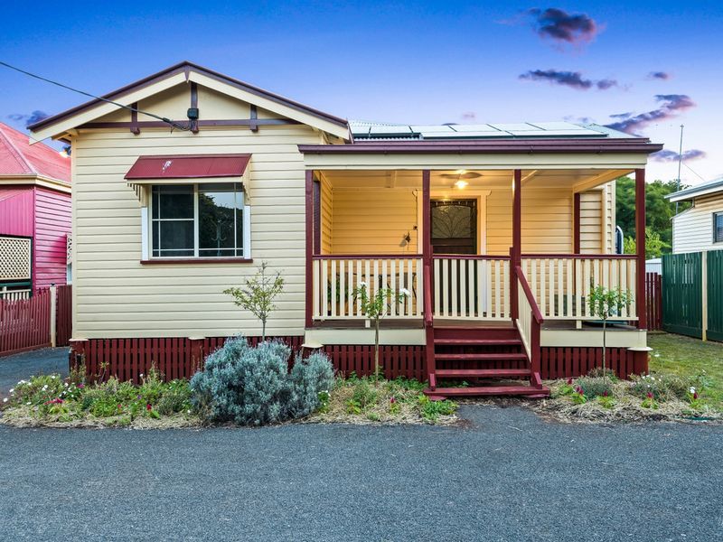 4 bedrooms House in 26A Anzac Avenue NEWTOWN QLD, 4350