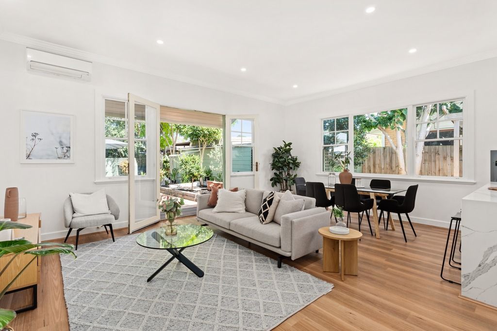 5 bedrooms House in 33 Roslyn Street BURWOOD VIC, 3125