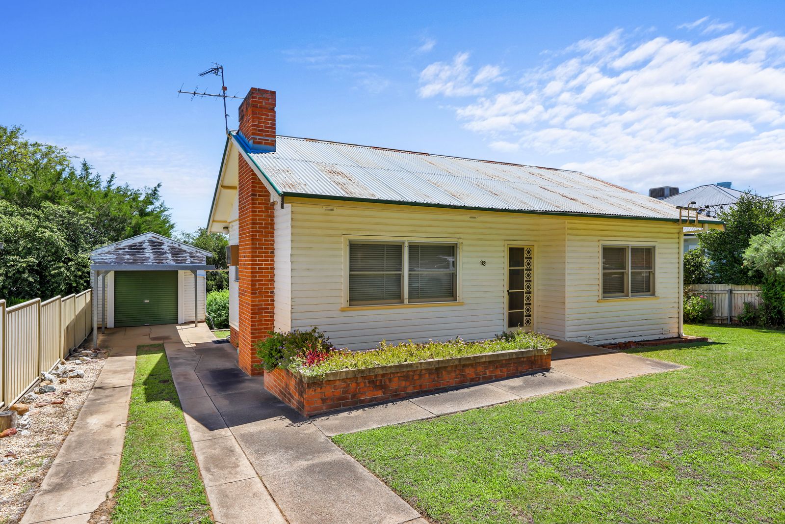 2 bedrooms House in 33 Levien Avenue TAMWORTH NSW, 2340