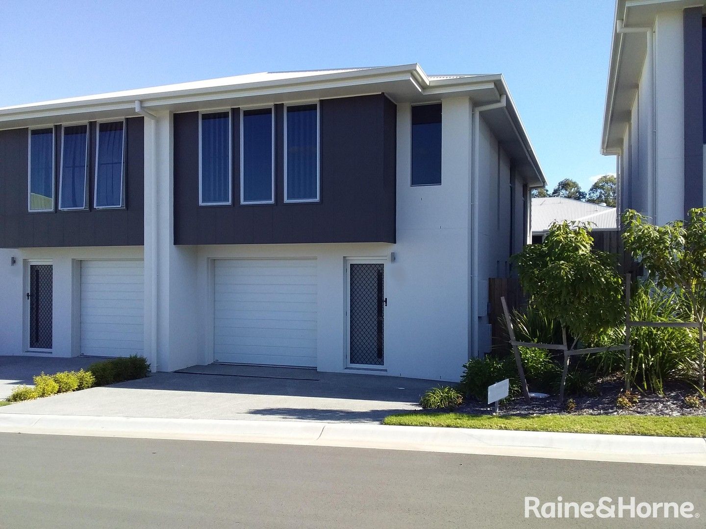 3 bedrooms Townhouse in 36 Cox Road PIMPAMA QLD, 4209
