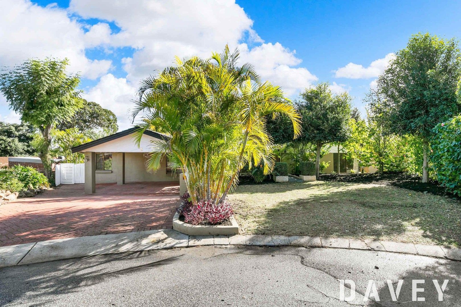 5 bedrooms House in 5 Briar Court KINGSLEY WA, 6026