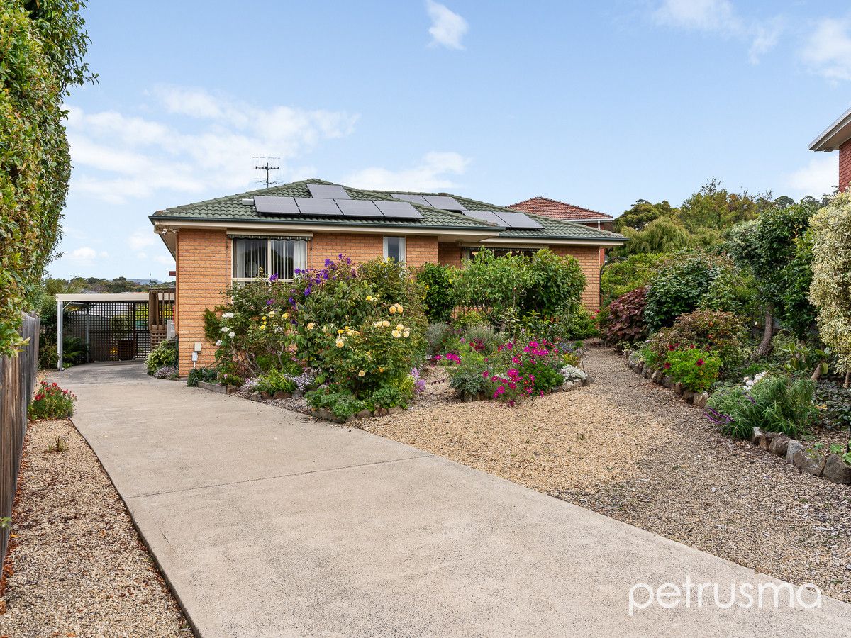 3 bedrooms House in 17 Melaleuca Drive BLACKMANS BAY TAS, 7052