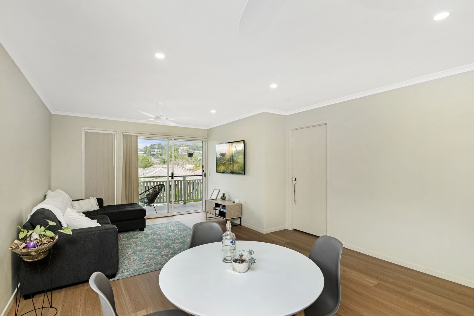 3 bedrooms Duplex in 2/8 Waterdown Drive ELANORA QLD, 4221