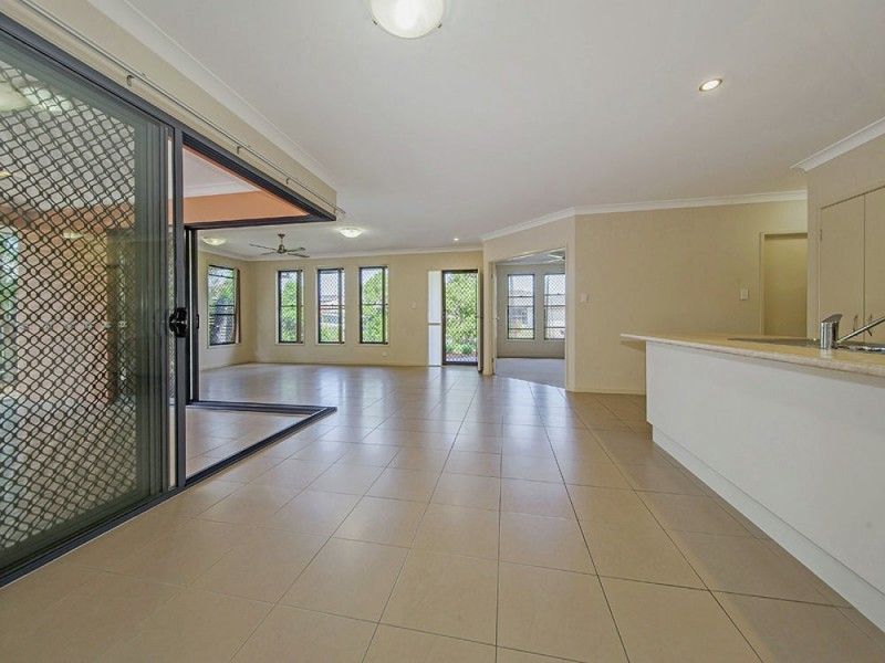 4 Begonia Court, Wynnum West QLD 4178, Image 2