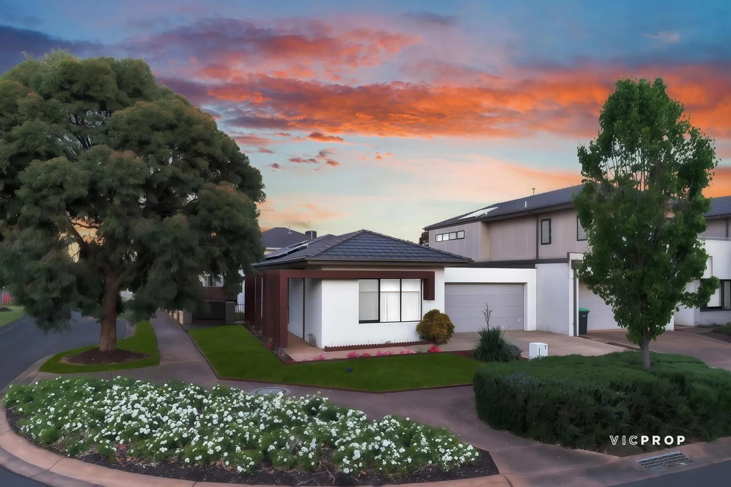Beautiful Family Home in Prestigious Sanctuary Lakes Estate, Point Cook