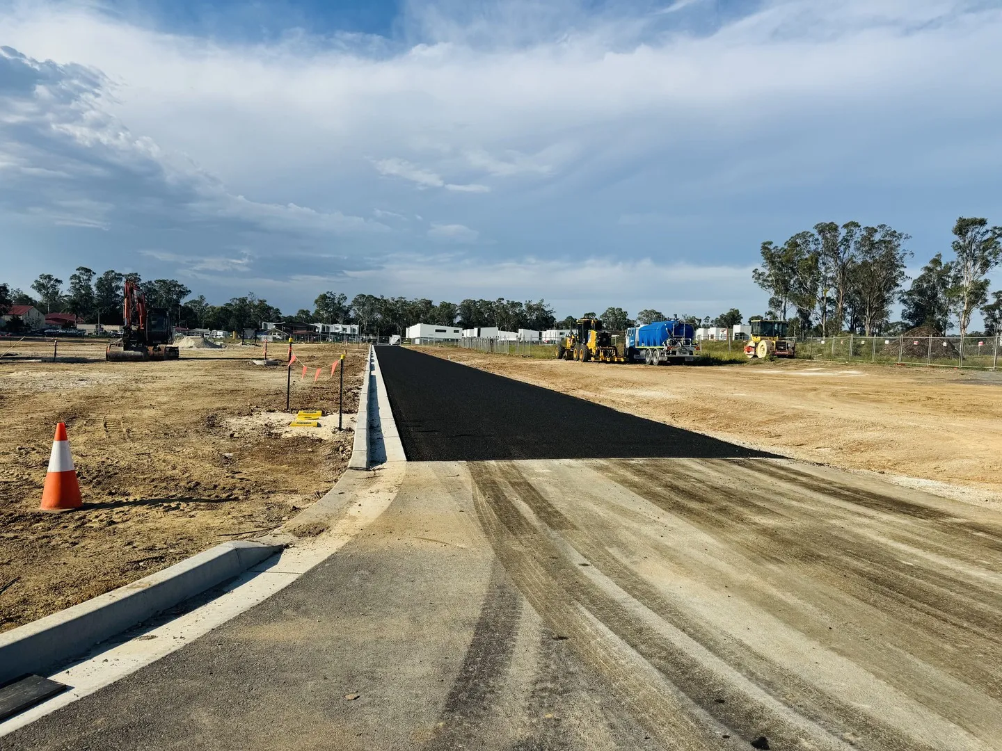 Land For Sale | Walk to Leppington Train Station | House and granny flat potential (STCA) | 2026 Registration - Widok 2