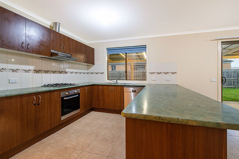 8 Danae Place, Cranbourne West VIC 3977, Image 1