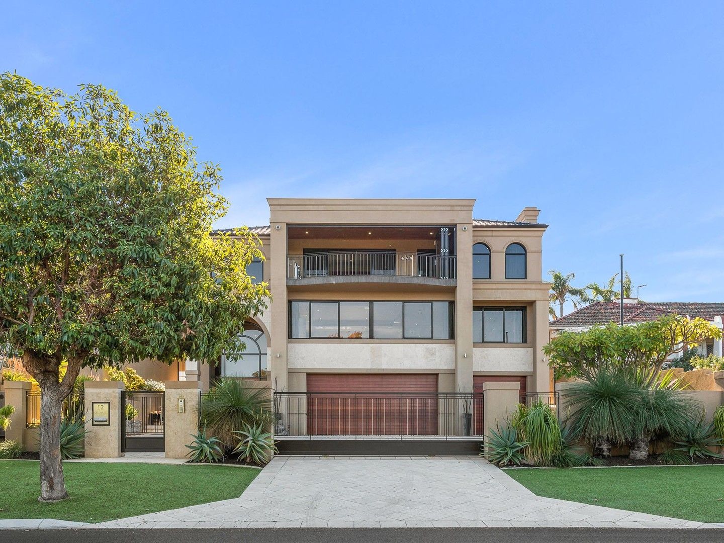 5 bedrooms House in 52 CARNARVON CRESCENT COOLBINIA WA, 6050