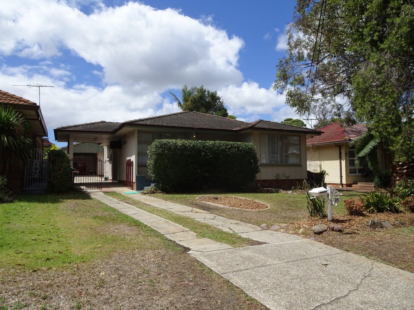 5 bedrooms House in 28 Austin Boulevard PICNIC POINT NSW, 2213