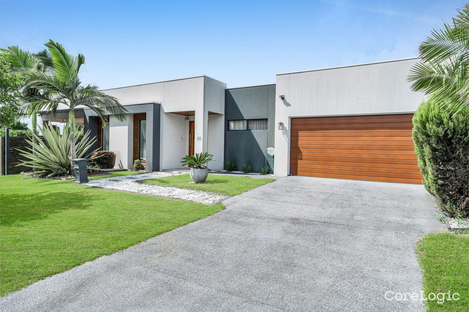 4 bedrooms House in 17 Wyperfield Circuit PIMPAMA QLD, 4209