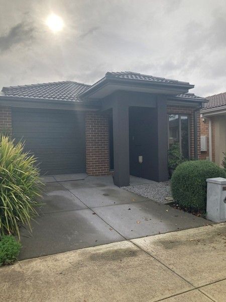 2 bedrooms House in 102 Bluebell Drive CRAIGIEBURN VIC, 3064