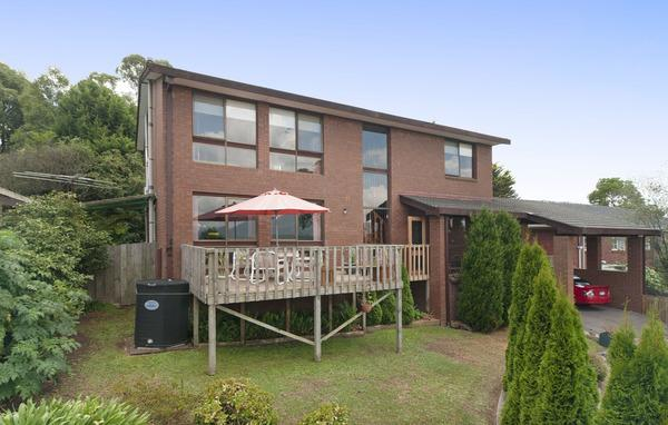 17 Autumn Grove, Mooroolbark VIC 3138