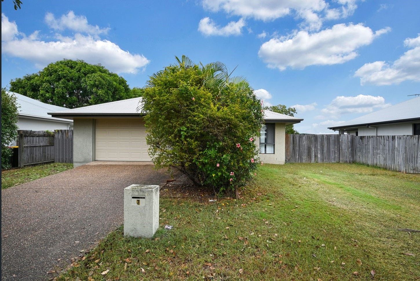 4 bedrooms House in 7 Wineglass Bay Avenue MOUNT LOW QLD, 4818