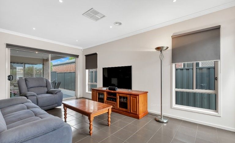 12 Clematis Crescent, Manor Lakes VIC 3024, Image 2