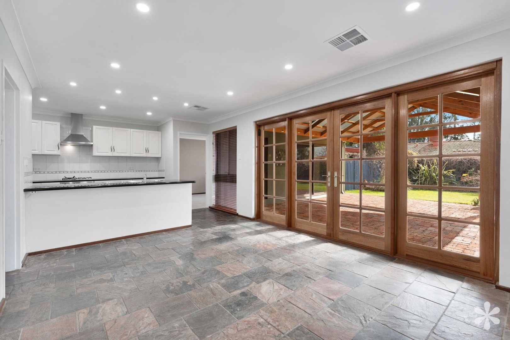 4 bedrooms House in 4 Balboa Row WILLETTON WA, 6155