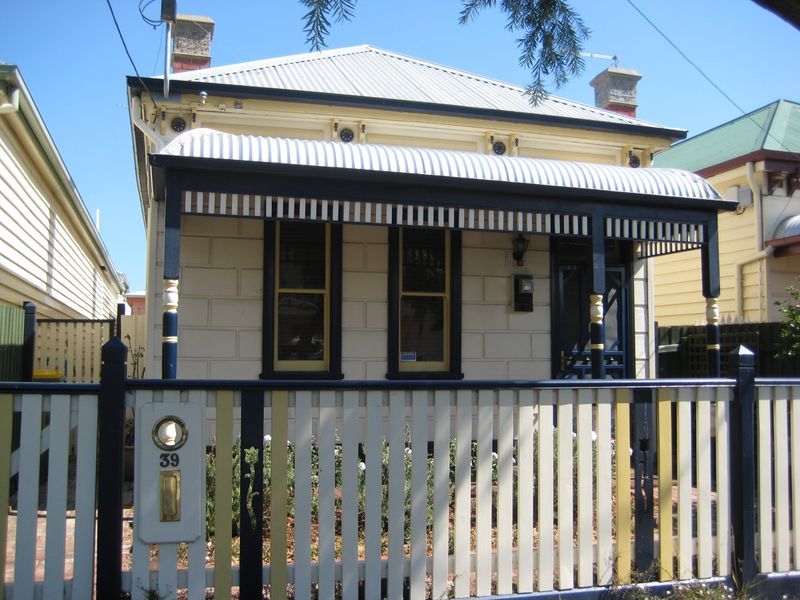 3 bedrooms House in 39 Station Road SEDDON VIC, 3011