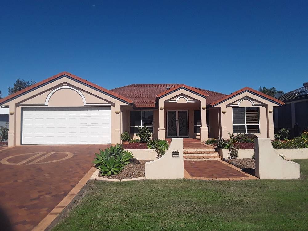 4 bedrooms House in 224 Barolin Esplanade CORAL COVE QLD, 4670