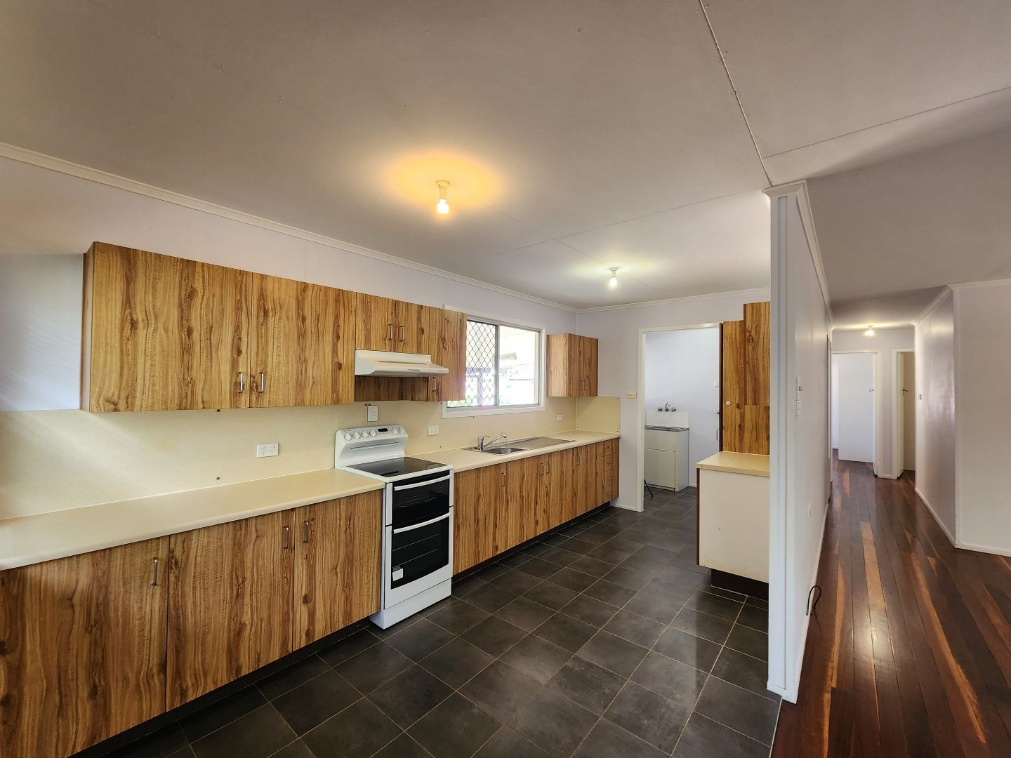 2 Jules St, Moura QLD 4718, Image 2