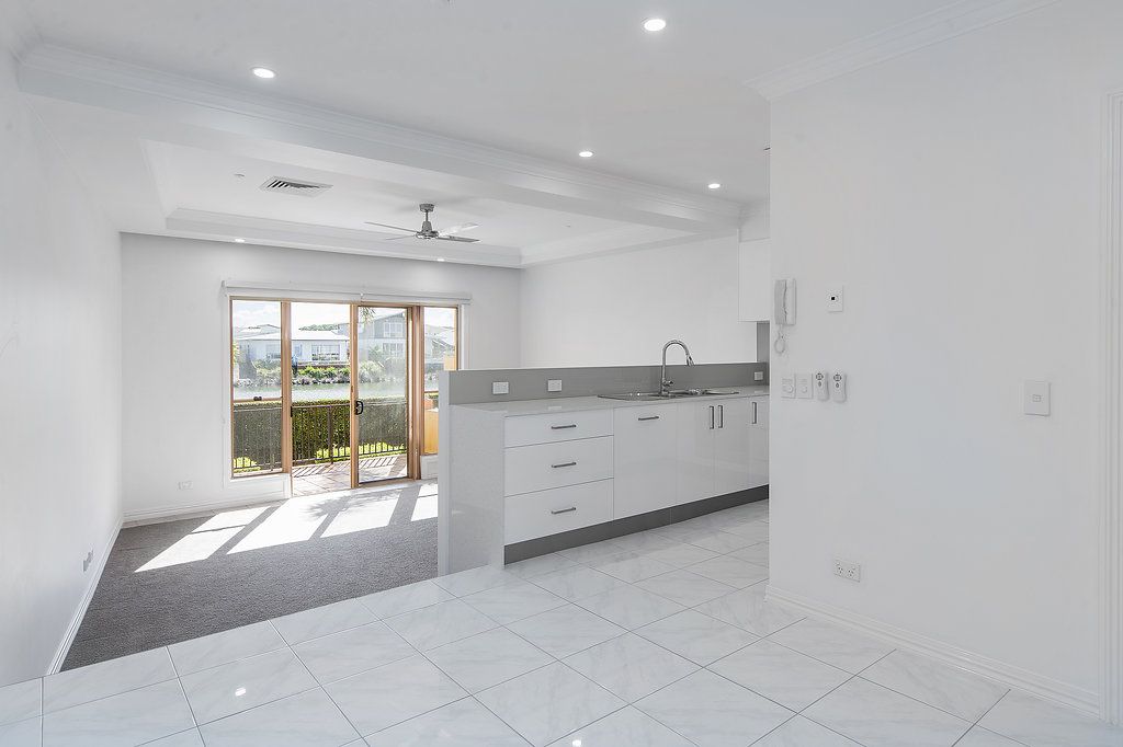 18/14 Pendraat Parade, Hope Island QLD 4212, Image 2