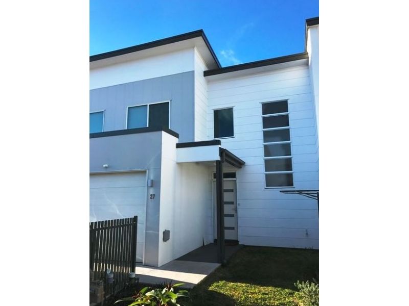 3 bedrooms Townhouse in 27/73 Sovereign Circuit GLENFIELD NSW, 2167