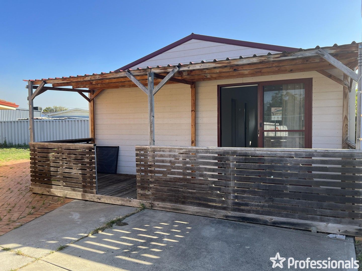 2 bedrooms House in 16 Sturt Close (GRANNY FLAT) GOSNELLS WA, 6110
