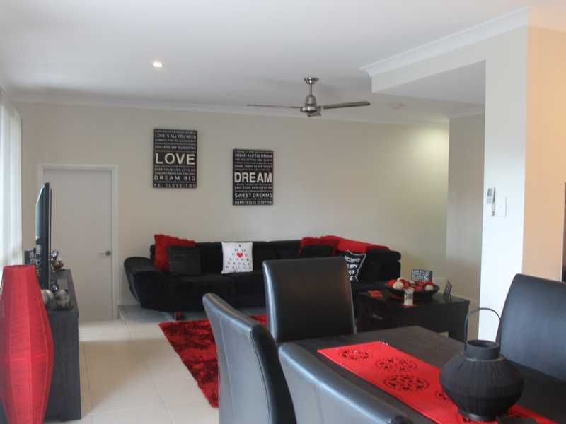 4/30 Beach Avenue, TANNUM SANDS QLD 4680, Image 2