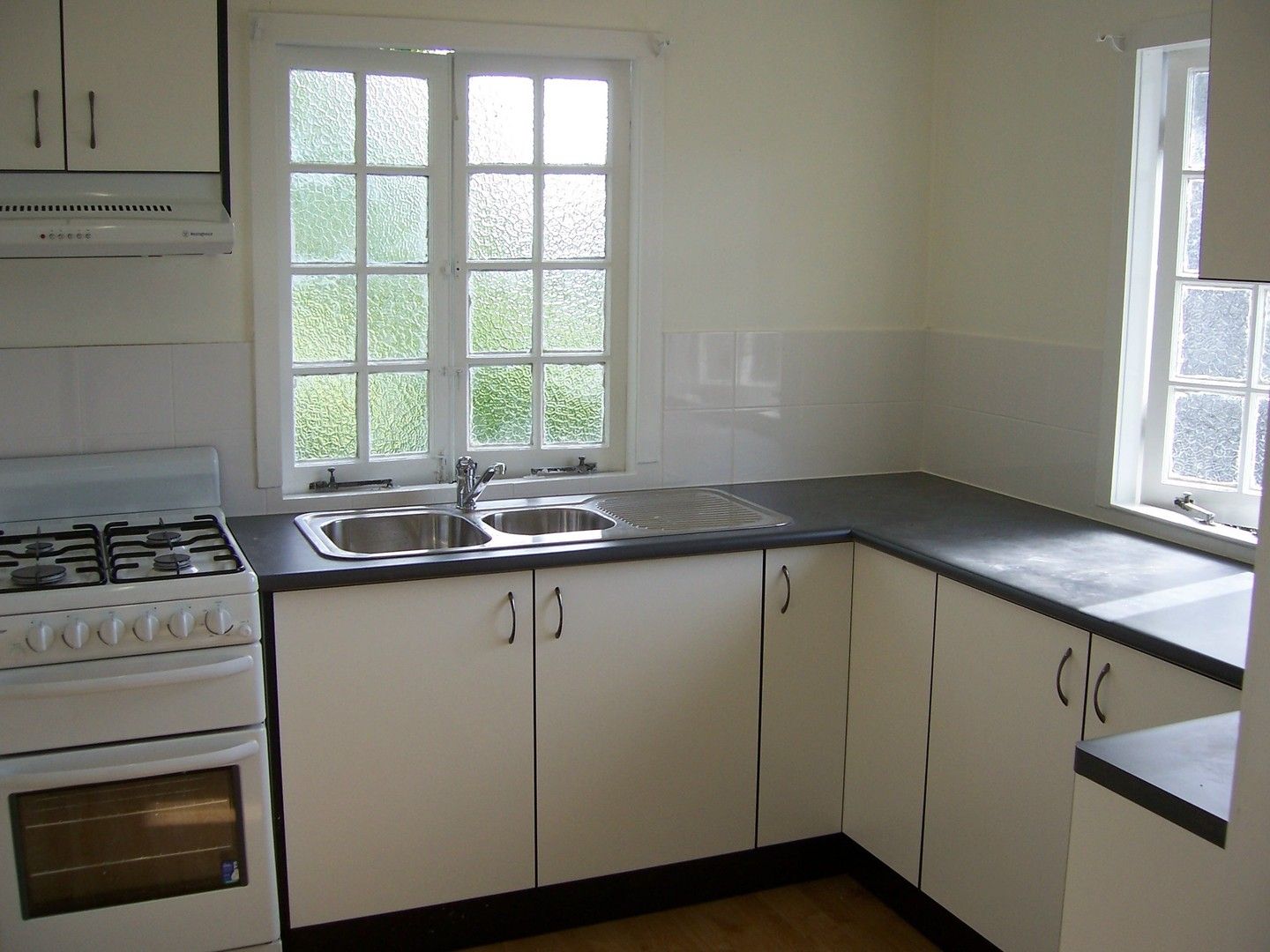 1 bedrooms Apartment / Unit / Flat in 4/15 Toohey Avenue GREENSLOPES QLD, 4120