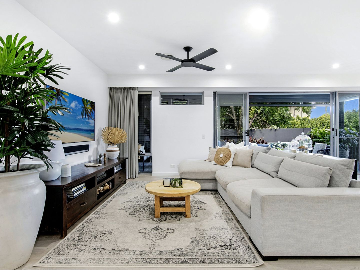 6059 Lugano Drive, Hope Island QLD 4212, Image 2