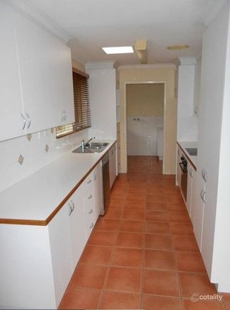 4 bedrooms House in 11 Doubell Close GLEN WAVERLEY VIC, 3150