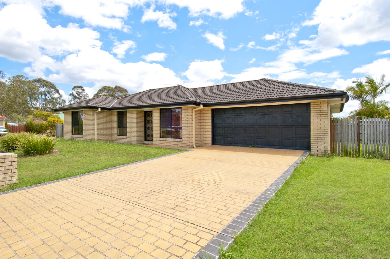 3 Lake Cooroibah Street, Logan Reserve Property History & Address