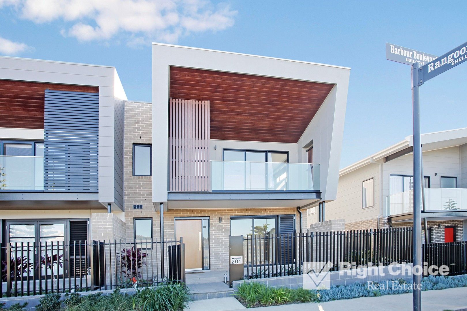 4 bedrooms House in 201 Harbour Boulevard SHELL COVE NSW, 2529