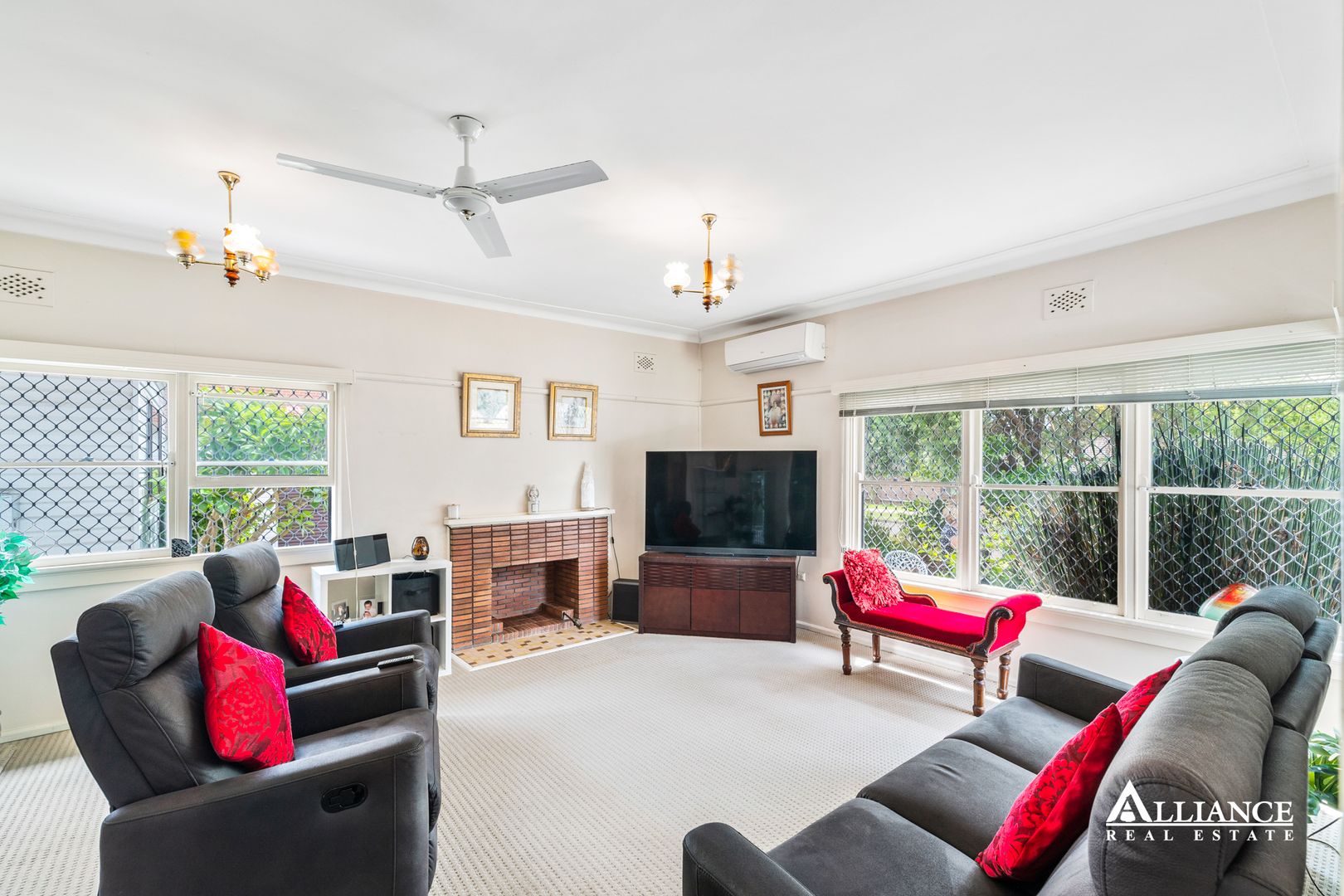 21 Edinburgh Drive, Revesby Heights NSW 2212, Image 2