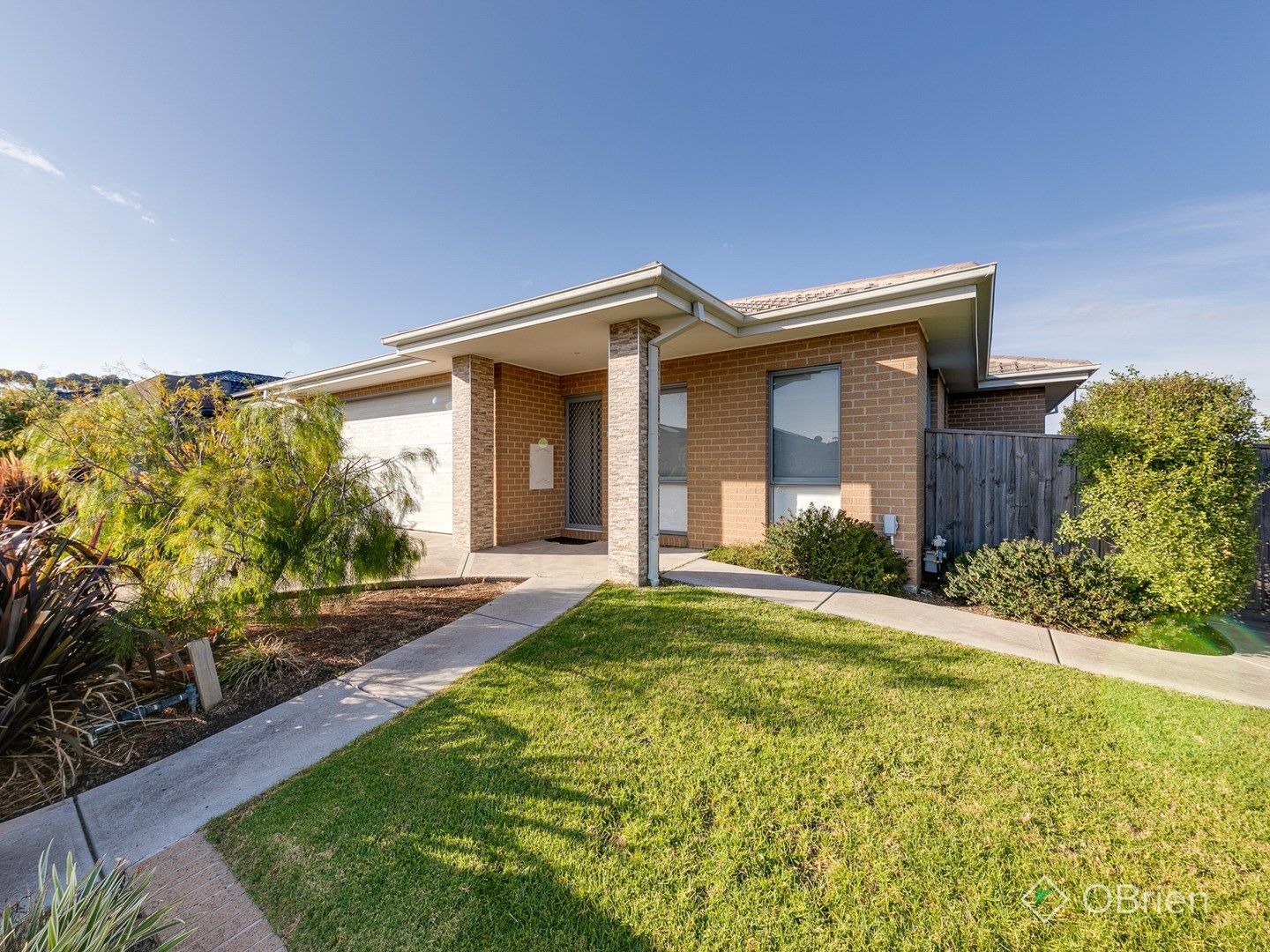 4 bedrooms House in 16 Cascade Way PAKENHAM VIC, 3810