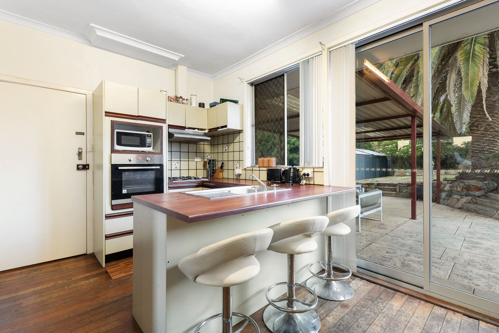 3 bedrooms House in 5 Williams Road COOLBELLUP WA, 6163