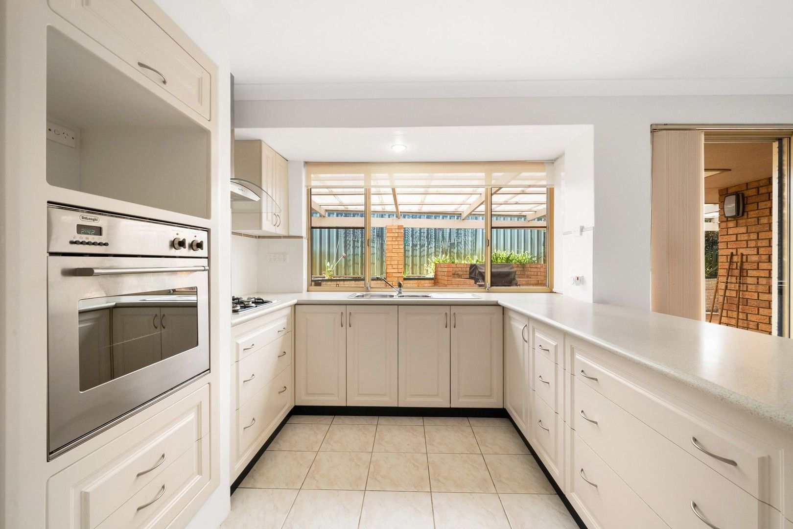 4 bedrooms House in 3 Palm Court THORNLIE WA, 6108