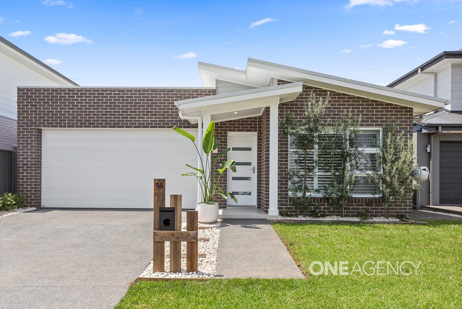 4 bedrooms House in 14 Foxground Parade TULLIMBAR NSW, 2527
