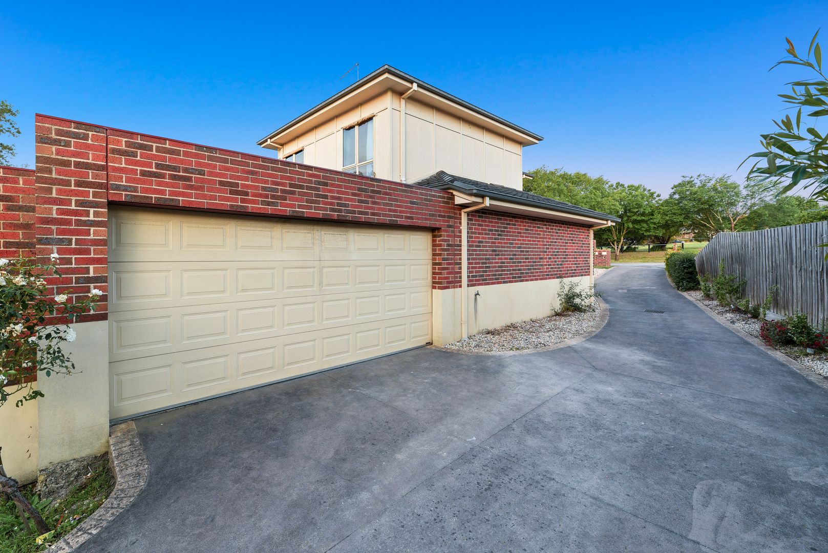 1/10 Normanton Place, Berwick VIC 3806, Image 2