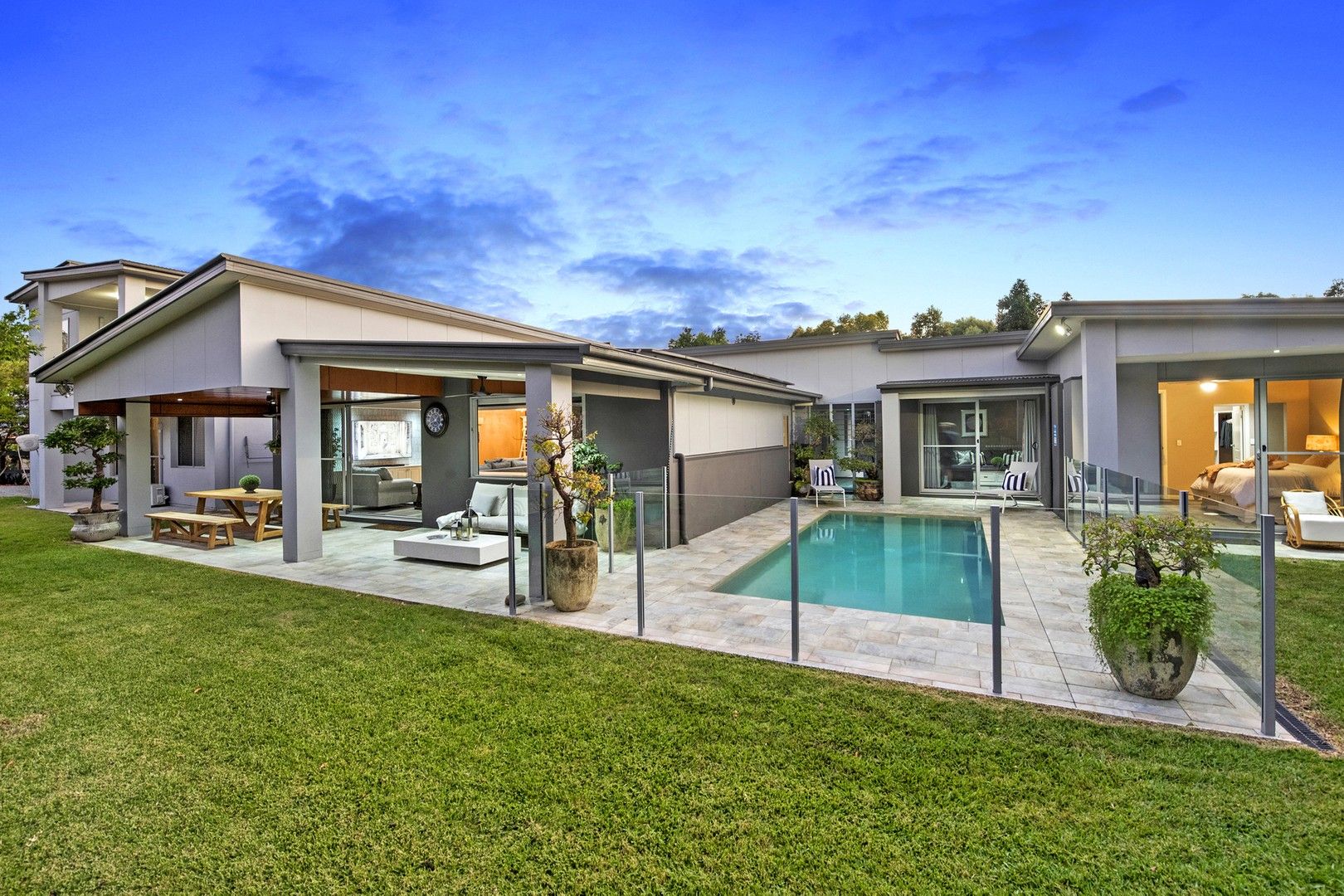 6 bedrooms House in 18 Lagoon Park Drive MAUDSLAND QLD, 4210